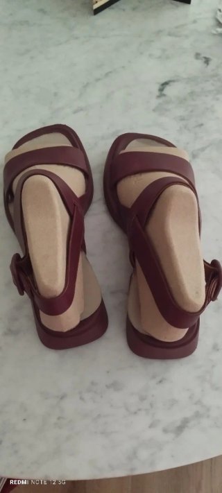 Sandalias Camper Talla 38, color vino.