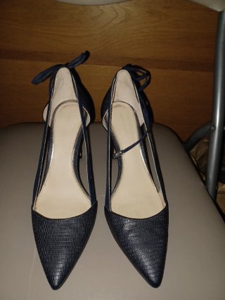 Zapatos de tacón azul con lazo