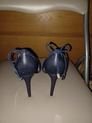 Zapatos de tacón azul con lazo