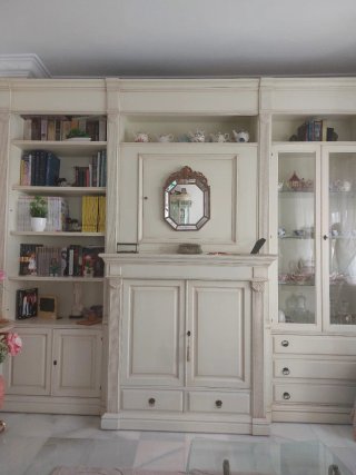 Mueble de salón dorado y blanco