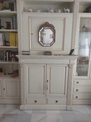 Mueble de salón dorado y blanco