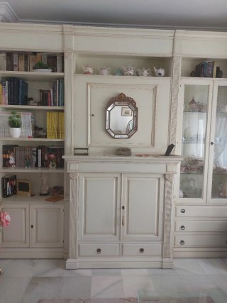 Mueble de salón dorado y blanco