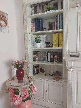 Mueble de salón dorado y blanco