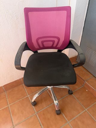 Silla de oficina ergonómica rosa y negra