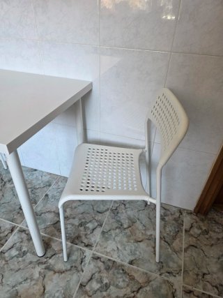 Mesa de cocina blanca con 2 sillas