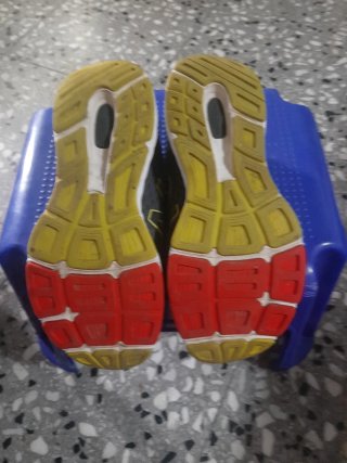 Zapatillas New Balance Grises y Rojas