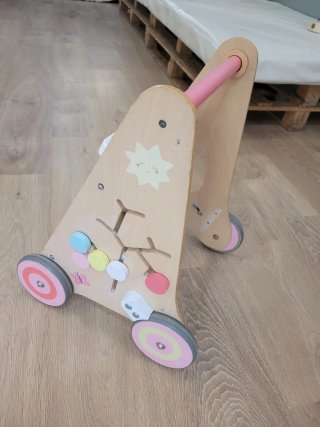 Correpasillos de madera con actividades