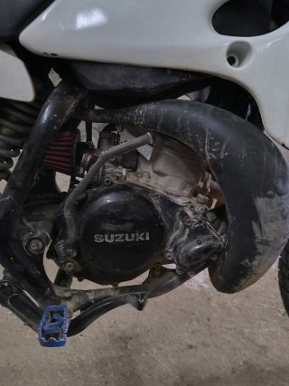 Suzuki RMX 50 con motor Airsal 50 y escape Triger