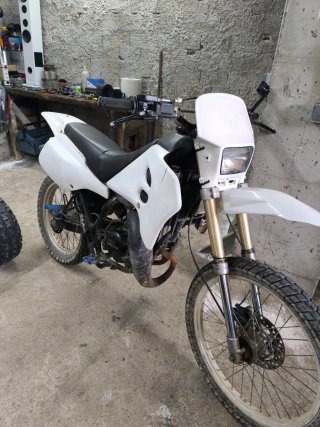 Suzuki RMX 50 con motor Airsal 50 y escape Triger