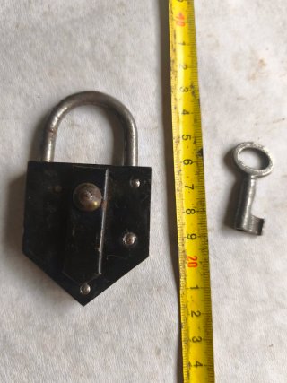 Candado antiguo de hierro con llave