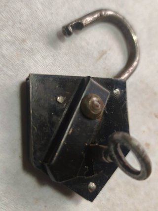 Candado antiguo de hierro con llave
