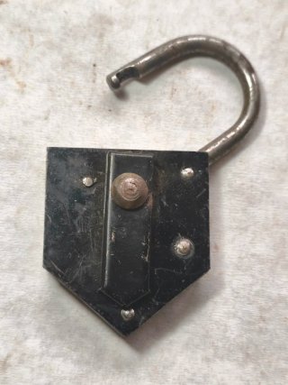 Candado antiguo de hierro con llave