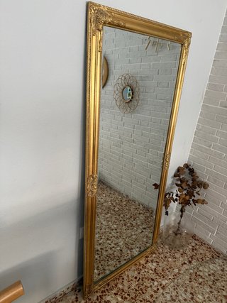 Espejo de pie dorado con marco tallado