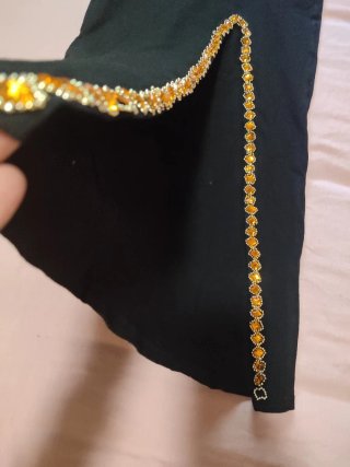 Vestido largo negro con pedrería dorada