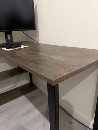 Escritorio de esquina con estantería lateral