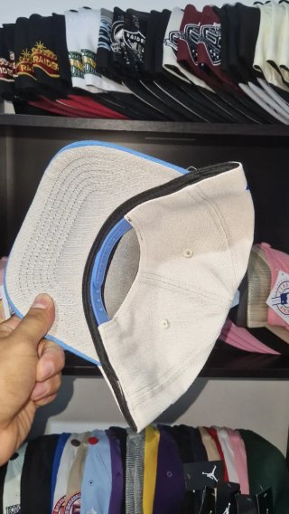 Gorra New Era Chicago Bulls Curva Beige y Azul