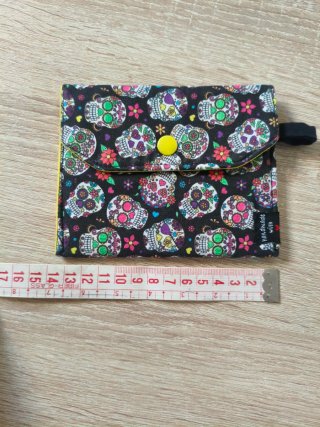 Monedero estampado calaveras y flores
