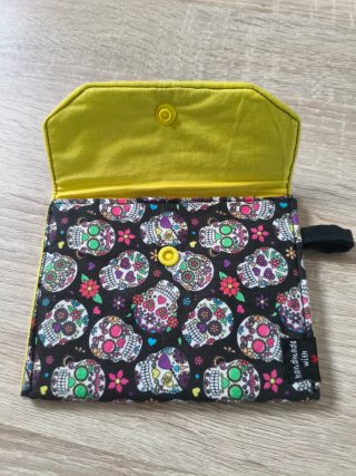 Monedero estampado calaveras y flores