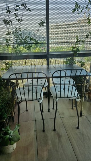 Mesa y cuatro sillas de exterior