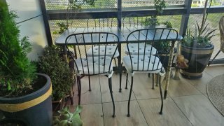 Mesa y cuatro sillas de exterior