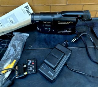 Videocamera Panasonic VHS-C con custodia