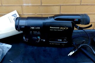 Videocamera Panasonic VHS-C con custodia