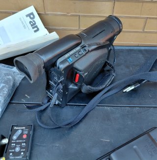 Videocamera Panasonic VHS-C con custodia