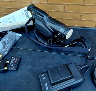 Videocamera Panasonic VHS-C con custodia