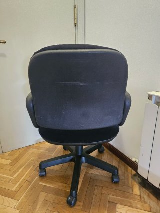 Silla de oficina negra con ruedas