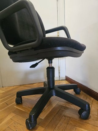 Silla de oficina negra con ruedas