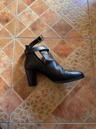 Botines de piel negros
