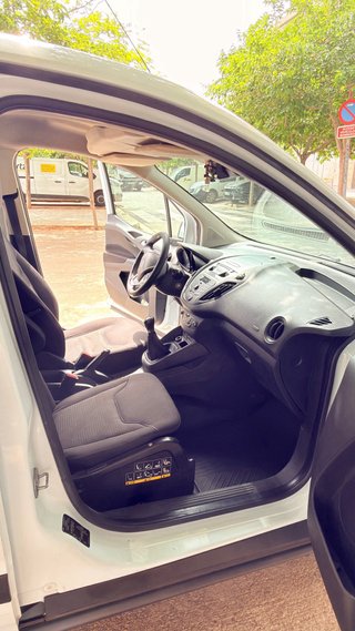 Furgoneta Ford Courier en buen estado.