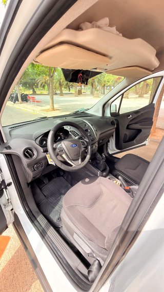 Furgoneta Ford Courier en buen estado.