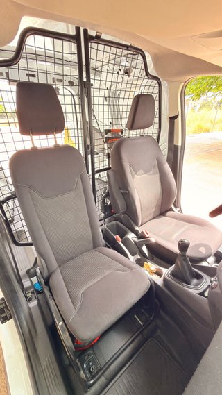 Furgoneta Ford Courier en buen estado.