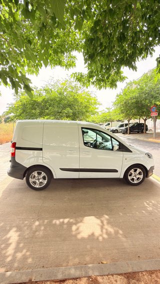 Furgoneta Ford Courier en buen estado.