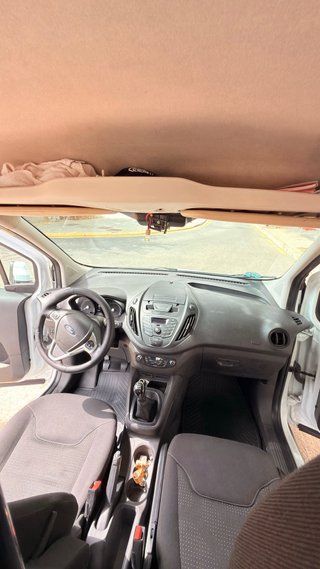 Furgoneta Ford Courier en buen estado.