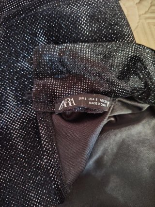 Vestido fiesta negro con detalle de estrellas.