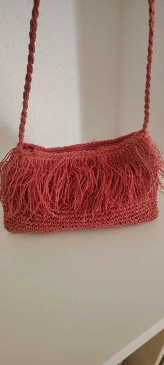Bolso de rafia con flecos