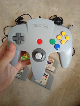 Nintendo 64 con controller e giochi