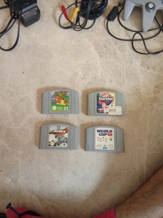 Nintendo 64 con controller e giochi