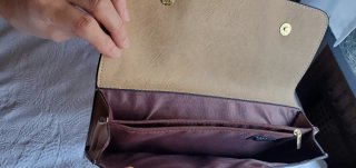 Bolso de mano beige con tachuelas doradas