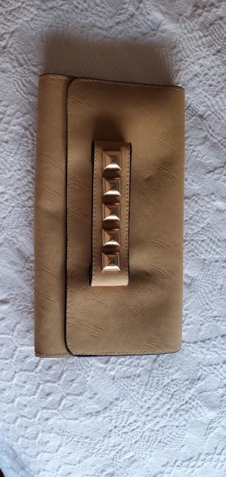 Bolso de mano beige con tachuelas doradas
