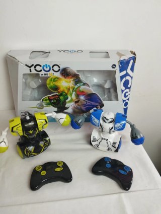 YCOO Robo Kombat 2 Robots + 2 Mandos