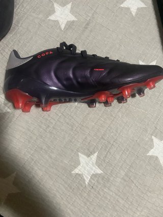 Botas de fútbol Adidas moradas y plateadas
