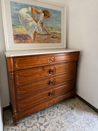 Antico cassettiera in legno con coperchio in marmo