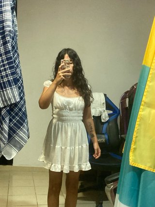 Vestido blanco corto con volantes