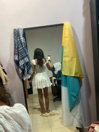 Vestido blanco corto con volantes