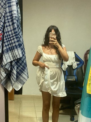 Vestido blanco corto con volantes