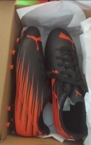 Botas de fútbol Puma negras y naranjas