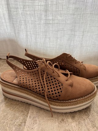 Sandalias cuña piel perforada talla 38